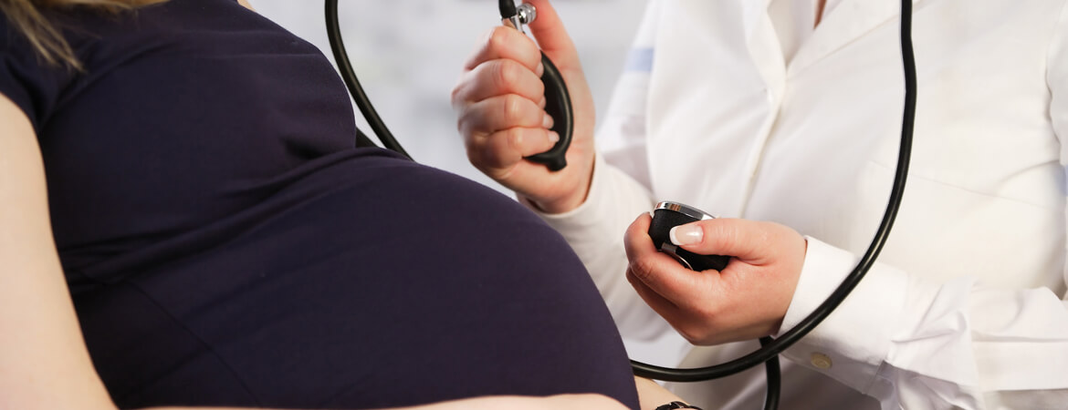 فحص ضغط الدم لامرأة حامل