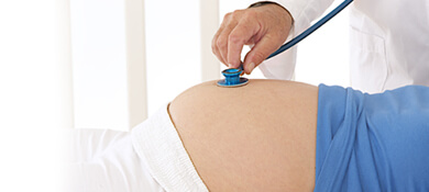 امرأة حامل في زيارة للطبيب