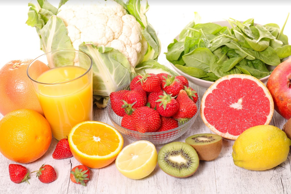 Rau xanh và hoa quả giúp bổ sung Vitamin A và C 