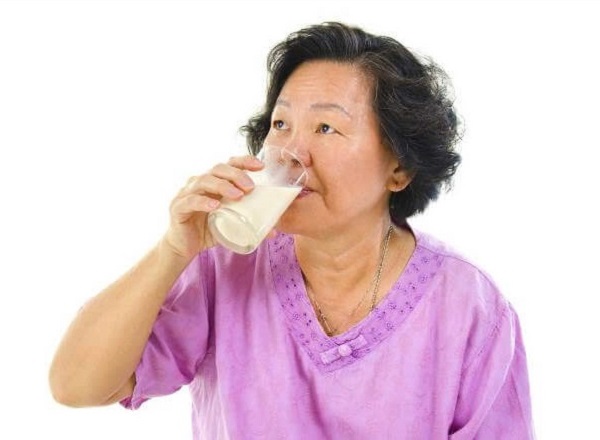 Người cao tuổi uống 2 ly sữa mỗi ngày