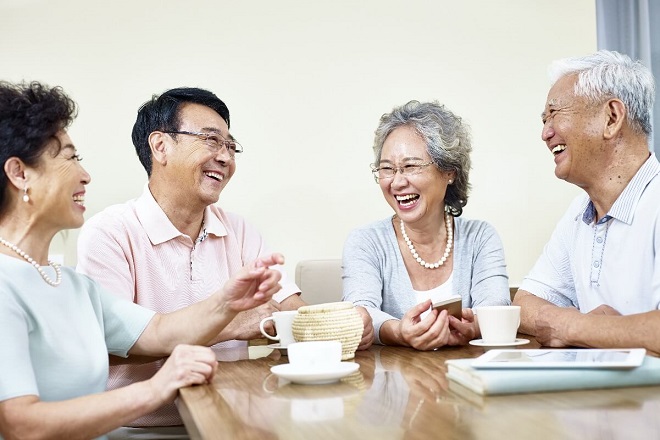 Gặp gỡ bạn bè cũng là một trong những giải pháp giúp người lớn tuổi thêm vui khỏe