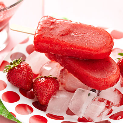 Sucettes glacées préparées avec du yogourt, des fraises et PediaSure®