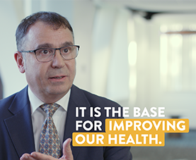 A frame of Ricardo Rueda discussing nutrition with the caption "it is the base for improving our health.