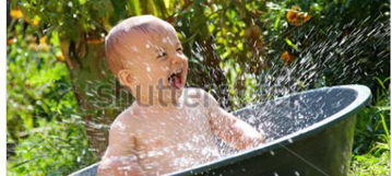 طفل يستحم في الخارج