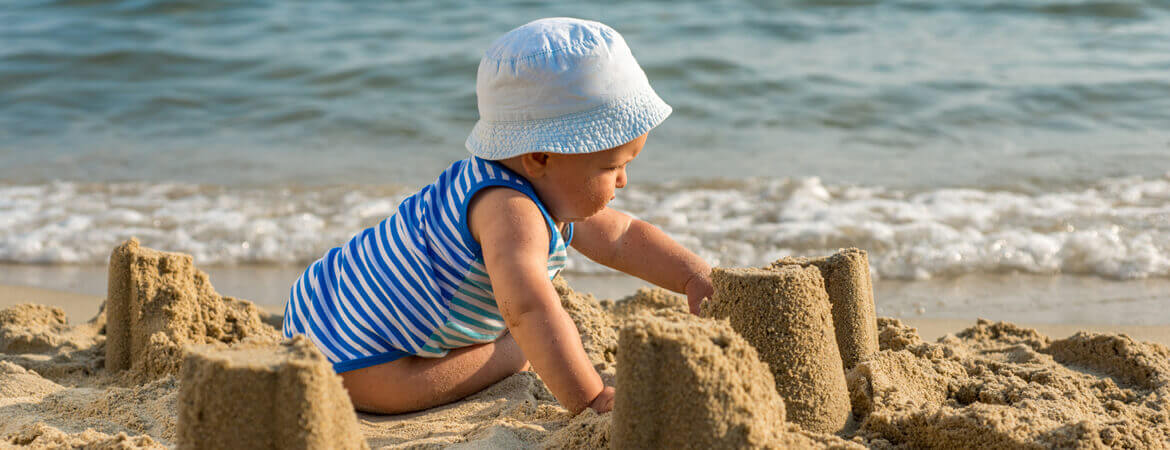 طفل يلعب على شاطئ البحر
