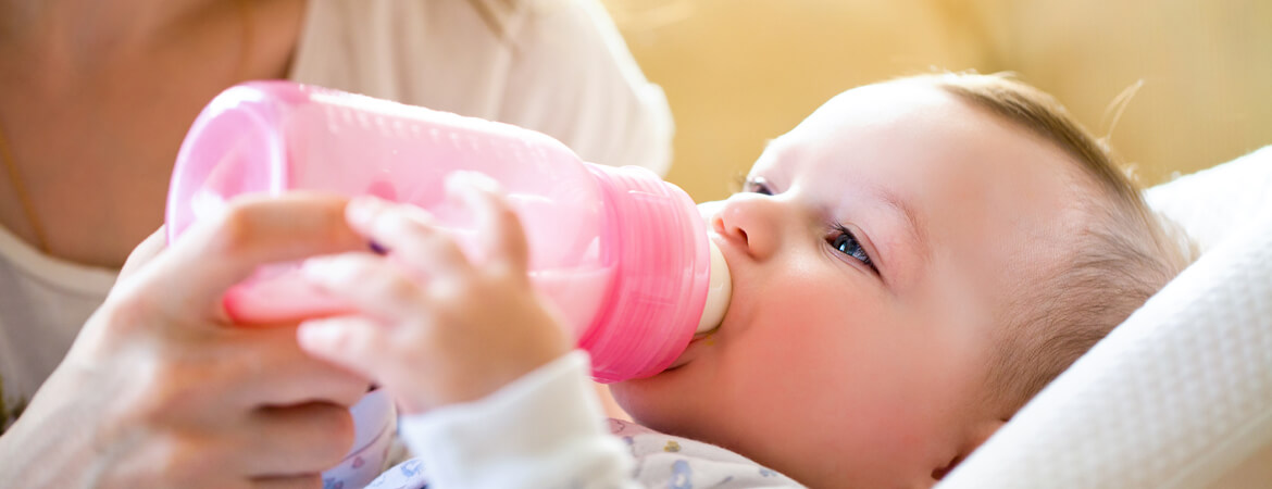 طفل يتناول الحليب من القنينة