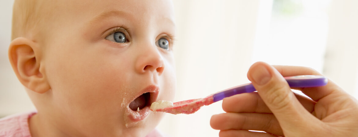 طفلة تفتح فمها لملعقة طعام