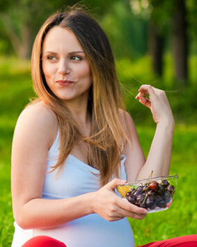 banner-pregnant-woman-holding-plate-with-fruits-smile - Copy
