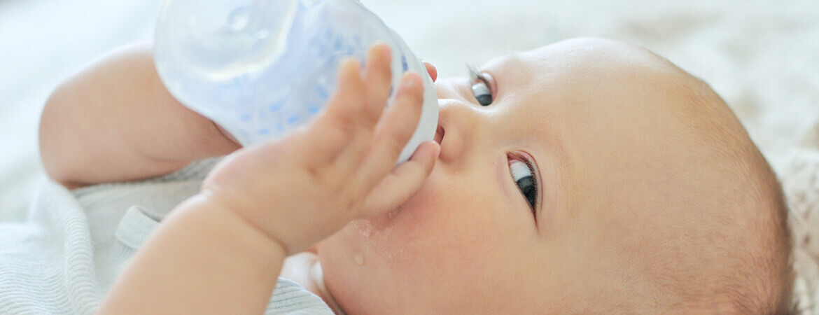 طفل يشرب من قنينة حليب