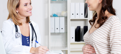 امرأة حامل خلال زيارة للطبيبة