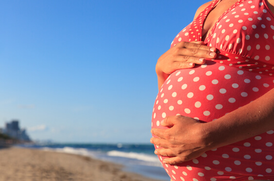 امرأة حامل على شاطئ البحر