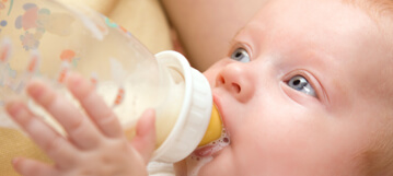 طّفل يشرب من قنّينة حليب