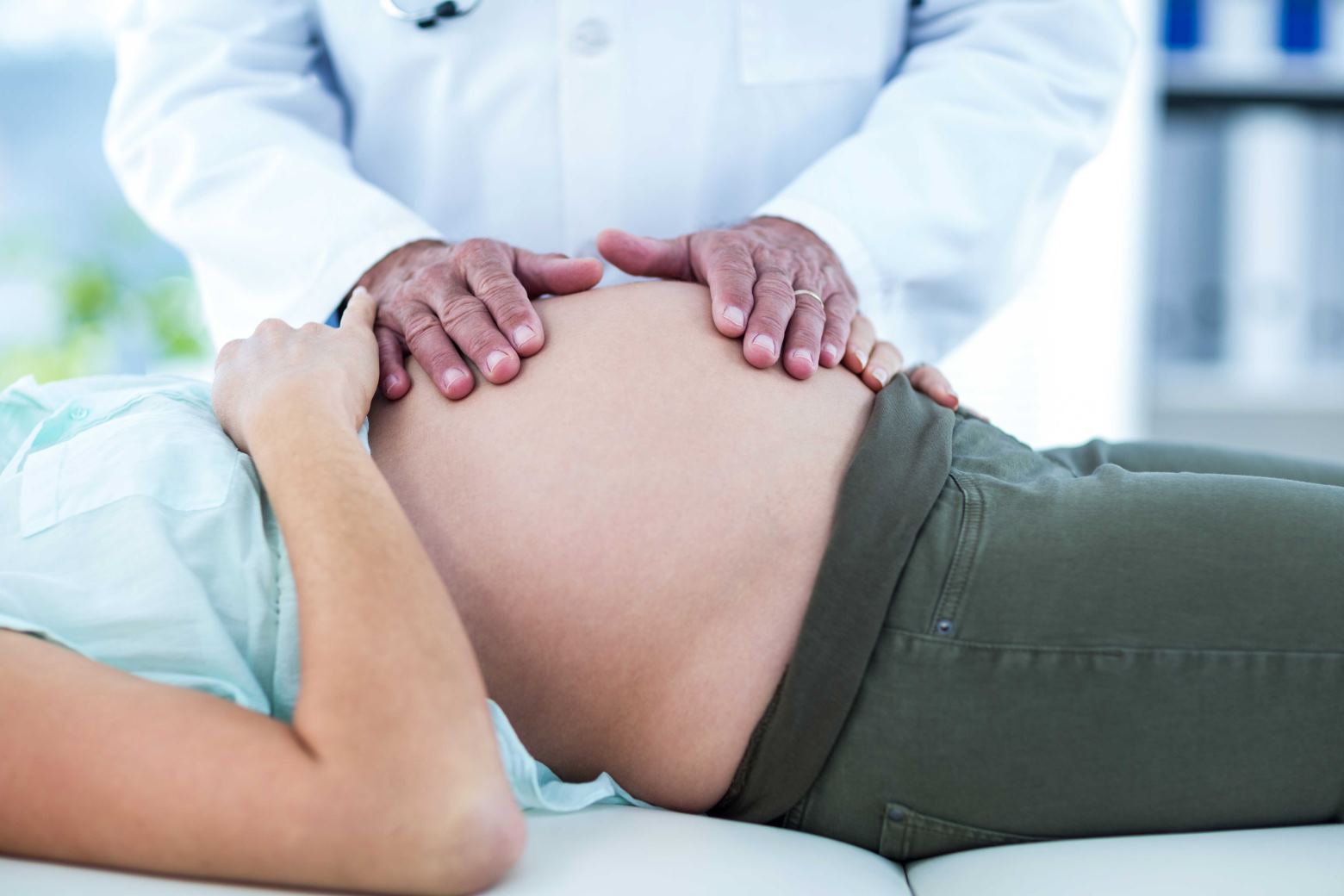 طبيب يفحص بطن امرأة حامل