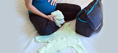 امرأة تحضّر حقيبة الولادة