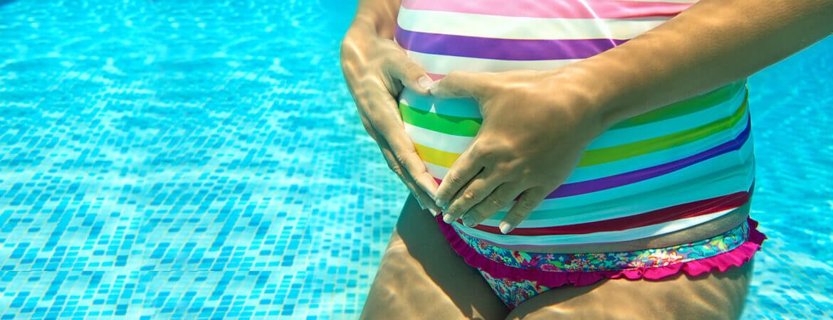 بطن امرأة حامل في حوض السباحة