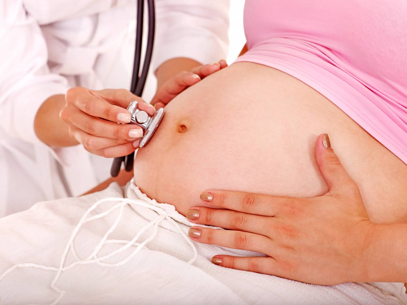 امرأة حامل في زيارة عند الطبيب