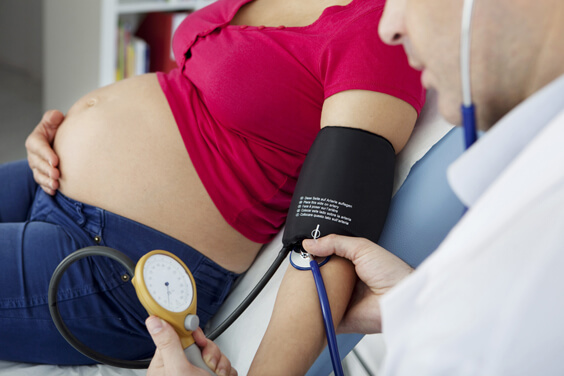 فحص ضغط الدم لامرأة حامل