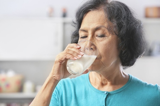 Nên bổ sung 2 ly sữa dành cho người già mỗi ngày để đảm bảo các dưỡng chất cần thiếtNhà thiết kế Thuận Nguyễn