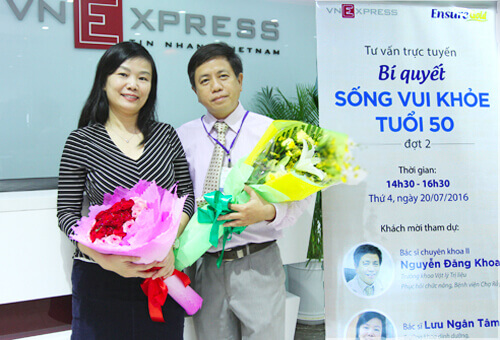 Bác sĩ chuyên khoa 2 Nguyễn Đăng Khoa và Tiến sĩ, bác sĩ Lưu Ngân Tâm tại tòa soạn VnExpress.