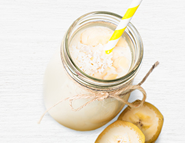 Try this refreshing banana smoothie recipe with Strawberry Glucerna®.