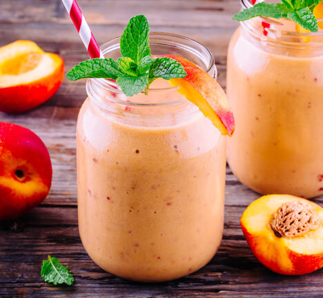 <h2><strong>Smoothie de guineo y melocotón</strong></h2>