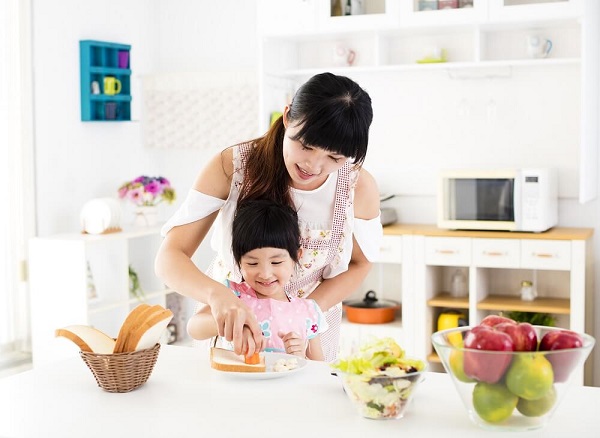 Cùng bé vào bếp sẽ giúp mẹ giải quyết nỗi băn khoăn “làm gì khi trẻ biếng ăn”?