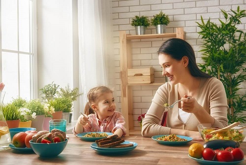 Tạo không khí bữa ăn thoải mái được xem là giải pháp hiệu quả cho trẻ biếng ăn