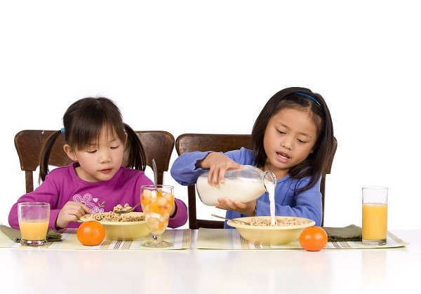 Sữa chua, trái cây,…là thực đơn lý tưởng cho bữa phụ của trẻ biếng ăn suy dinh dưỡng 