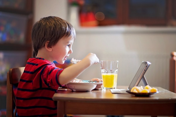 Vừa để trẻ ăn, vừa để trẻ xem TV, ipad là cách chăm sóc trẻ biếng ăn sai lầm
