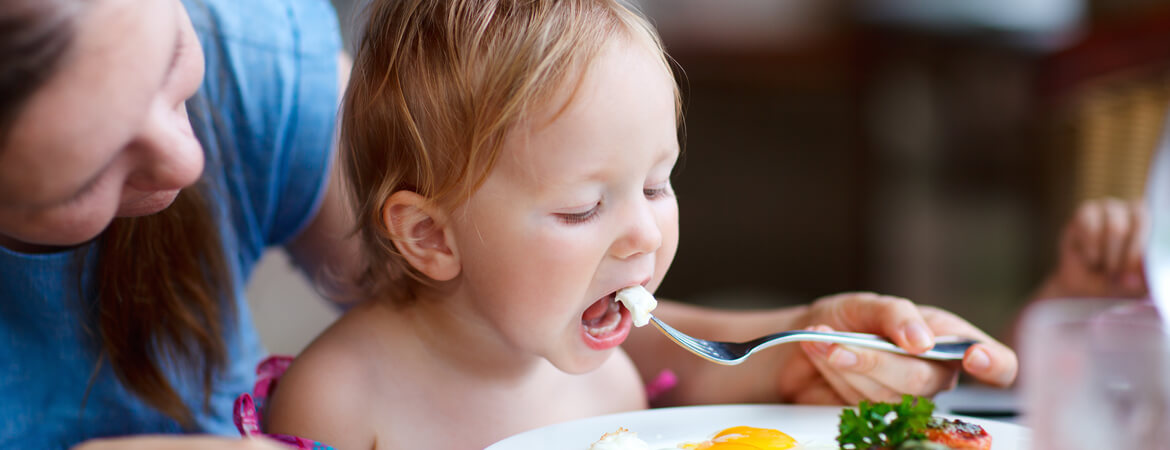 ילדה אוכלת ארוחת בוקר