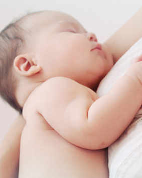 קלוז אפ על תינוק ישן על אימו