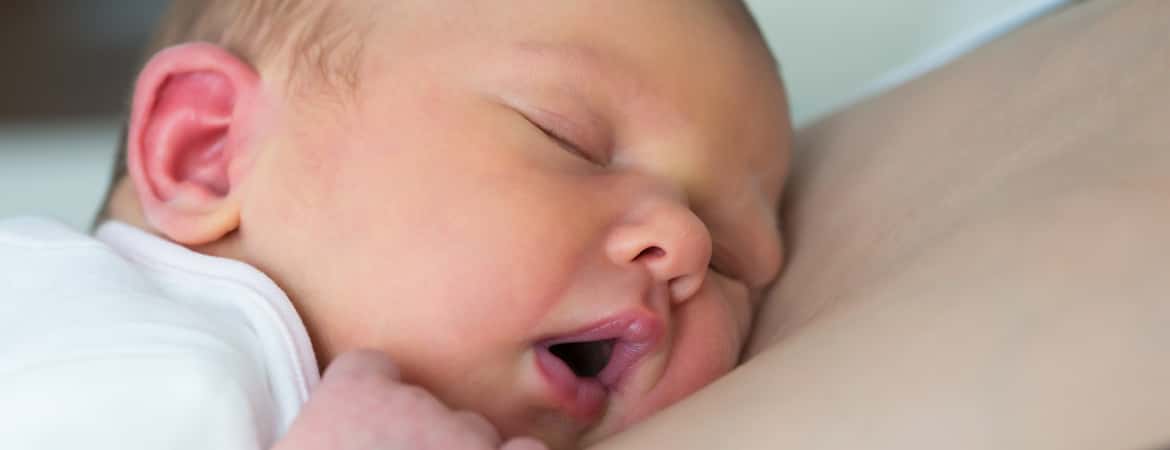 קךוז אפ על תינוק ישן על אימו