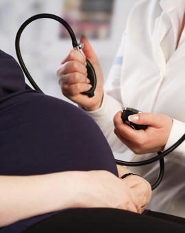 בדיקת לחץ דם לאישה בהריון