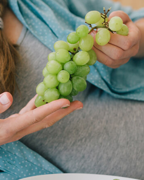 banner-pregnant-woman-holding-green-grapes - Copy