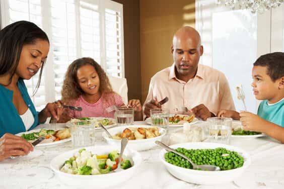 משפחה אוכלת ארוחה מסביב לשולחן
