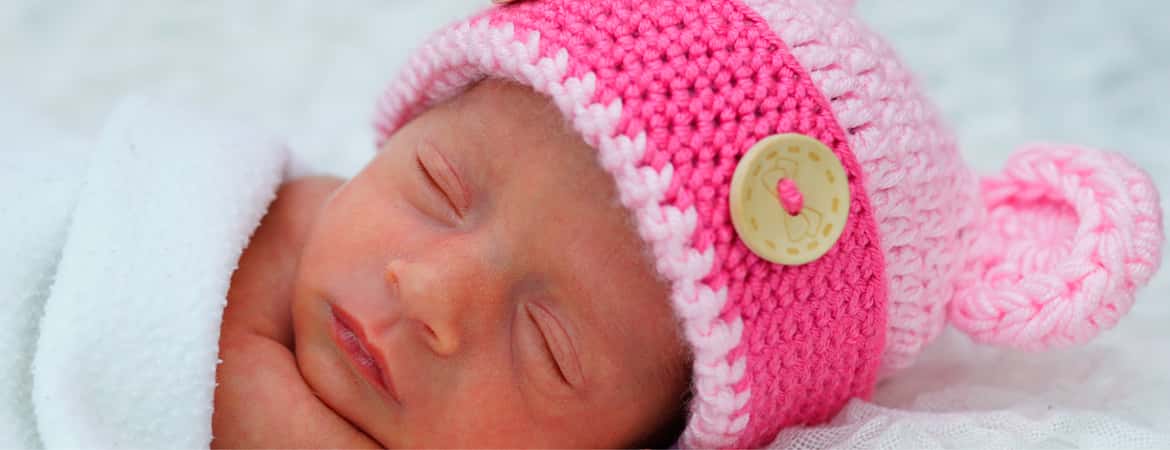 תינוקת פגה עם כובע צמר על הראש