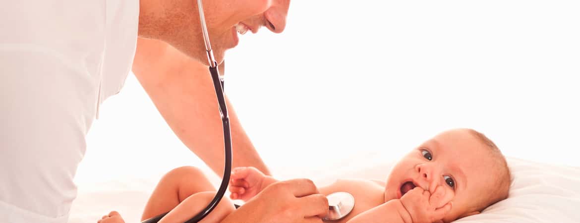 רופא בודק דופק לתינוק