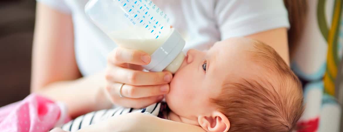 תינוק שותה מבקבוק חלב