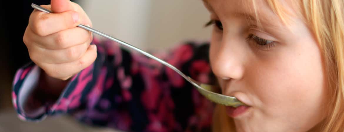 ילדה אוכלת מרק מכף