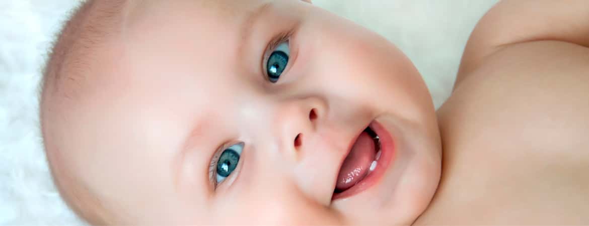 תינוק מחייך 