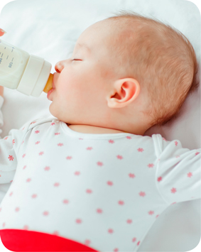 תינוק שותה בקבוק חלב 