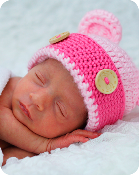 תינוקת פגה עם כובע צמר על הראש