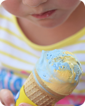 ילד קטן מחזיק גביע גלידה