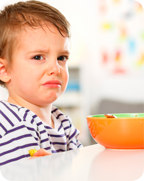 ילד בוכה מול קערת אוכל