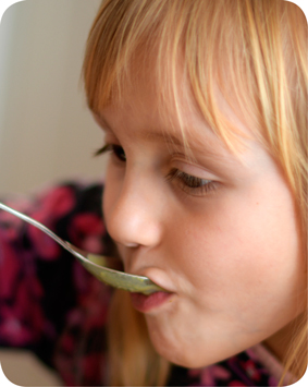 ילדה אוכלת מרק מכף