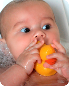 תינוק באמבטיה מכניס ברווז לפה