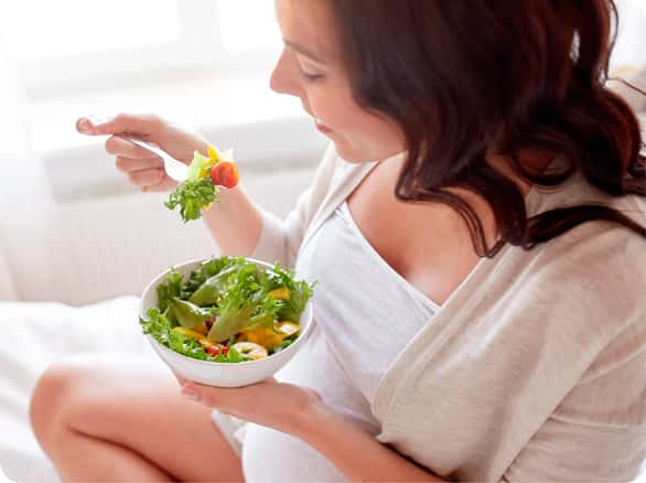 אישה בהריון אוכלת סלט ירקות