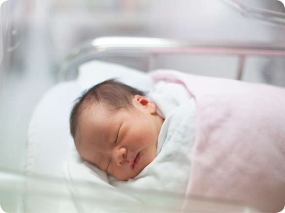 תינוקת במיטת בית החולים