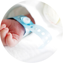 קלוזאאפ על יד של תינוק עם צמיד בית חולים